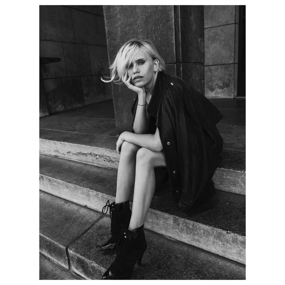 デニズテルリのインスタグラム：「The second round of pictures in this shoot with @michelemargot are of the very cool @julialuca wearing the Madonna lace up booty. Styling once again by the lovely @palomargaritha and the muh by @cindydevogel.  #denizterli #madonna #laceupboots #patentshoes #highheels #handmade #designershoes #michelevanvliet #rotterdam」