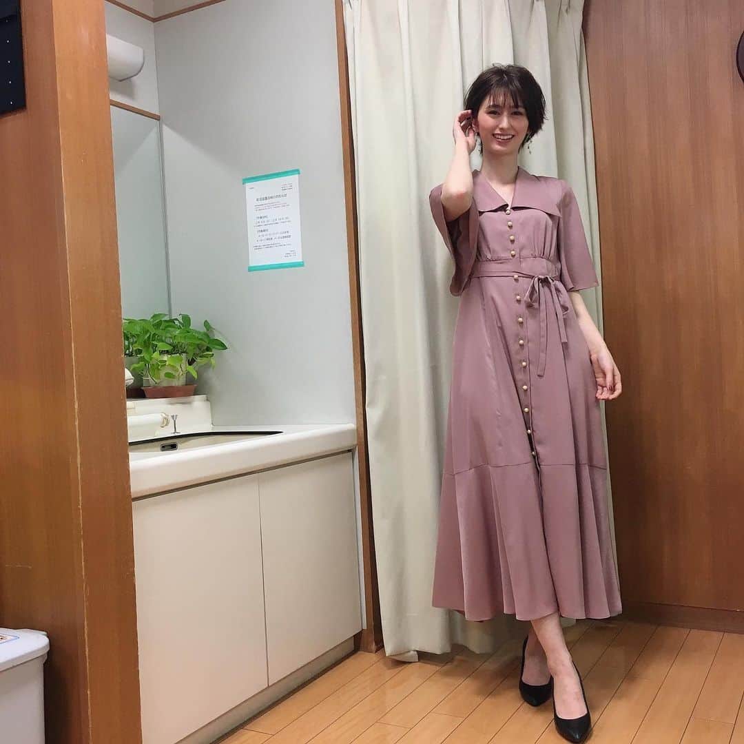 TBS「ビジネスクリック」さんのインスタグラム写真 - (TBS「ビジネスクリック」Instagram)「番組ご覧いただけましたか❓ 本日の #菜波 キャスターの衣装は #gyf_tokyo のワンピースでした👗 上品なのに可愛い💕  #ビジネスクリック #ビジクリ #tbs」2月6日 1時07分 - business_click