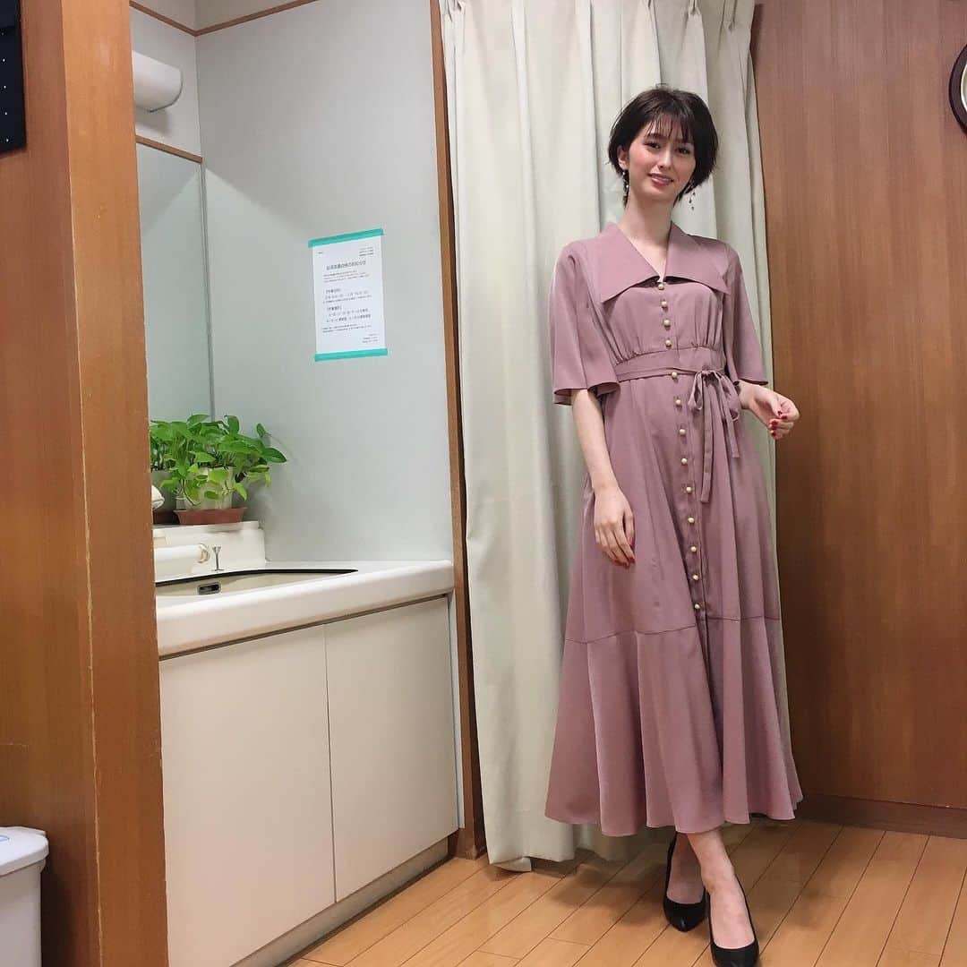TBS「ビジネスクリック」さんのインスタグラム写真 - (TBS「ビジネスクリック」Instagram)「番組ご覧いただけましたか❓ 本日の #菜波 キャスターの衣装は #gyf_tokyo のワンピースでした👗 上品なのに可愛い💕  #ビジネスクリック #ビジクリ #tbs」2月6日 1時07分 - business_click