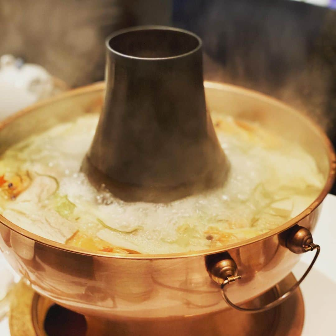 伊達公子さんのインスタグラム写真 - (伊達公子Instagram)「Dinnerは華都飯店の酸菜火鍋。 1月から3月頃までの期間限定。 美味しかったー。 #伊達公子 #kimikodate #テニス #テニスプレーヤー #テニスプレイヤー #tennis #tenniplayer #instatennis #instasports #instarestaurant #tokyo #東京 #酸菜火鍋 #華都飯店」2月6日 1時18分 - kimiko.date