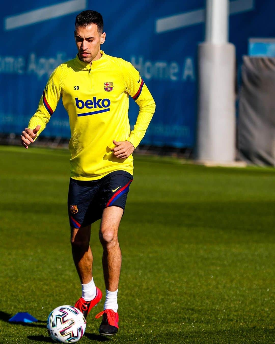 FCバルセロナさんのインスタグラム写真 - (FCバルセロナInstagram)「✅ Last training session before Athletic-Barça 🔜 #CopaBarça 🙌 Som-hi!」2月6日 1時45分 - fcbarcelona