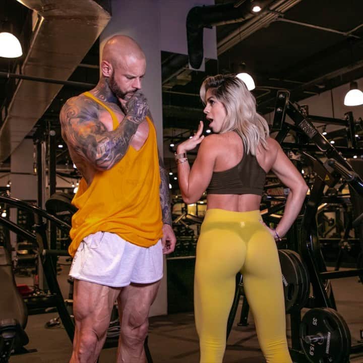 Michelle Lewinのインスタグラム：「@jimmy_lewin’s got issues...🤨 -When the leggings are way too transparent... but it’s glute day💁🏼‍♀️ #SameExercisesButYouDontHaveToShowTheAssToEveryoneInTheGym」