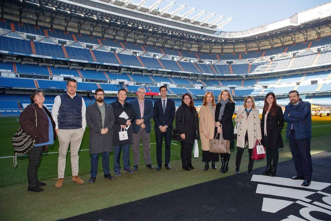 アルバロ・アルベロアさんのインスタグラム写真 - (アルバロ・アルベロアInstagram)「La @fundacion.realmadrid, junto a @fundacionmutua y @cruzrojaesp, pone en marcha ‘Compañer@s’, un programa de becas para las escuelas sociodeportivas de fútbol y baloncesto de la Fundación Real Madrid dirigido a menores hijos de víctimas de violencia de género. Qué importante es encontrar socios con los que compartir objetivos y valores. Muchas gracias a @fundacionmutua y a la @cruzrojaesp por su ayuda permanente. ¡Seguimos!」2月6日 1時40分 - arbeloa