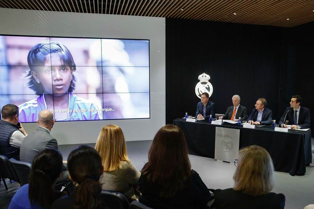 アルバロ・アルベロアさんのインスタグラム写真 - (アルバロ・アルベロアInstagram)「La @fundacion.realmadrid, junto a @fundacionmutua y @cruzrojaesp, pone en marcha ‘Compañer@s’, un programa de becas para las escuelas sociodeportivas de fútbol y baloncesto de la Fundación Real Madrid dirigido a menores hijos de víctimas de violencia de género. Qué importante es encontrar socios con los que compartir objetivos y valores. Muchas gracias a @fundacionmutua y a la @cruzrojaesp por su ayuda permanente. ¡Seguimos!」2月6日 1時40分 - arbeloa