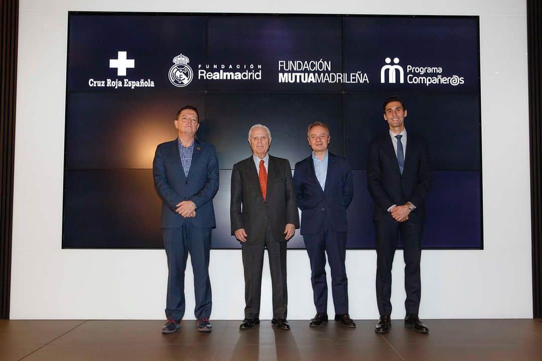 アルバロ・アルベロアのインスタグラム：「La @fundacion.realmadrid, junto a @fundacionmutua y @cruzrojaesp, pone en marcha ‘Compañer@s’, un programa de becas para las escuelas sociodeportivas de fútbol y baloncesto de la Fundación Real Madrid dirigido a menores hijos de víctimas de violencia de género. Qué importante es encontrar socios con los que compartir objetivos y valores. Muchas gracias a @fundacionmutua y a la @cruzrojaesp por su ayuda permanente. ¡Seguimos!」