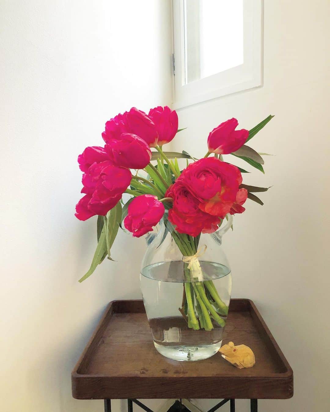 山本浩未さんのインスタグラム写真 - (山本浩未Instagram)「いい感じにクタッとしてる❤️ お花は茎を水切してお水を替えると長く楽しめます。  #まだ倒されてない 😸😸😅 #れぇこともへじ」2月6日 2時16分 - hiromicoy