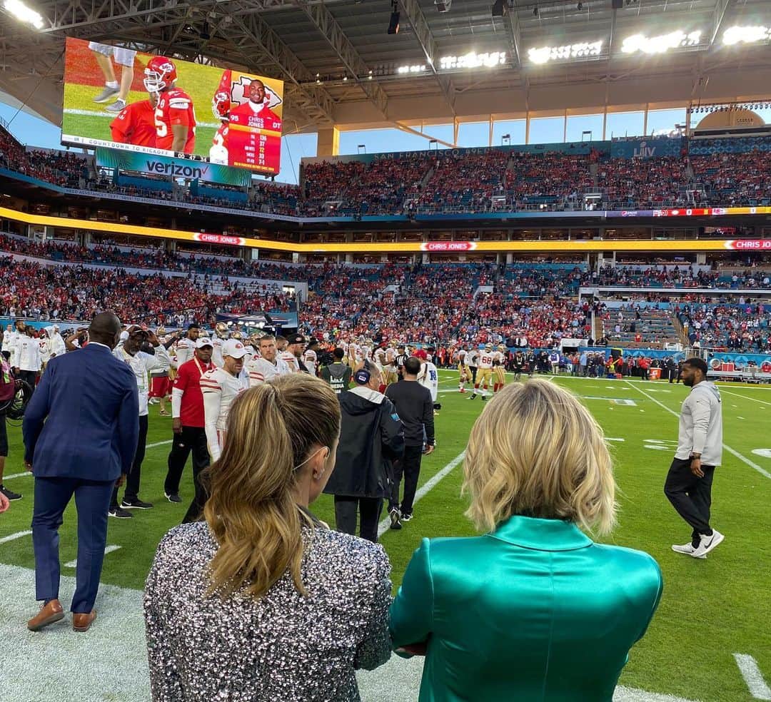 エリン・アンドリューズのインスタグラム：「One of my favorite moments of the Super Bowl and my career..standing next to @charissajthompson during the pregame..thx for being next to me when I needed you the most ❤️❤️」