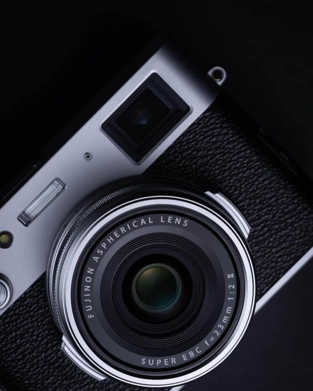 HYPEBEASTさんのインスタグラム写真 - (HYPEBEASTInstagram)「#hypebeasttech: First launched back in 2011, Fujifilm’s X100 series has gained immense popularity within the photography industry over the past decade, especially among street photographers for its discrete design and quick and intuitive performance. Now, nine years later, the Japanese electronics company is introducing the model’s fifth iteration: the #X100V. For full details on the camera, click the link in bio. The new #Fujifilm X100V is now open for pre-orders over at Adorama, retailing for $1,400 USD, in a black or silver finish.⁠⠀ Photo: @fujifilm_northamerica」2月6日 2時23分 - hypebeast