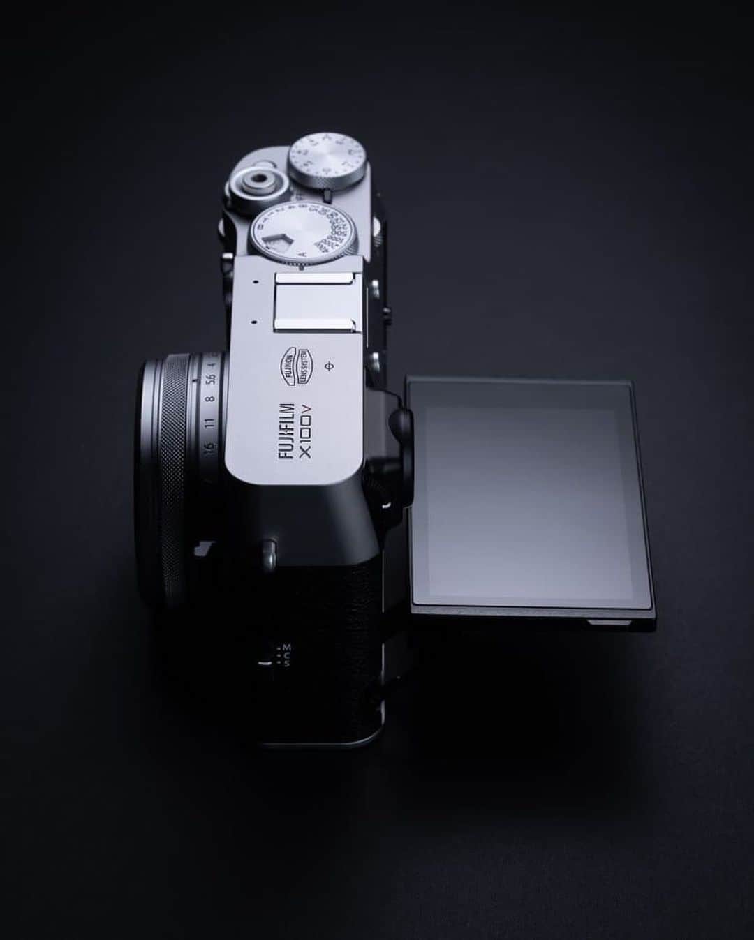 HYPEBEASTさんのインスタグラム写真 - (HYPEBEASTInstagram)「#hypebeasttech: First launched back in 2011, Fujifilm’s X100 series has gained immense popularity within the photography industry over the past decade, especially among street photographers for its discrete design and quick and intuitive performance. Now, nine years later, the Japanese electronics company is introducing the model’s fifth iteration: the #X100V. For full details on the camera, click the link in bio. The new #Fujifilm X100V is now open for pre-orders over at Adorama, retailing for $1,400 USD, in a black or silver finish.⁠⠀ Photo: @fujifilm_northamerica」2月6日 2時23分 - hypebeast