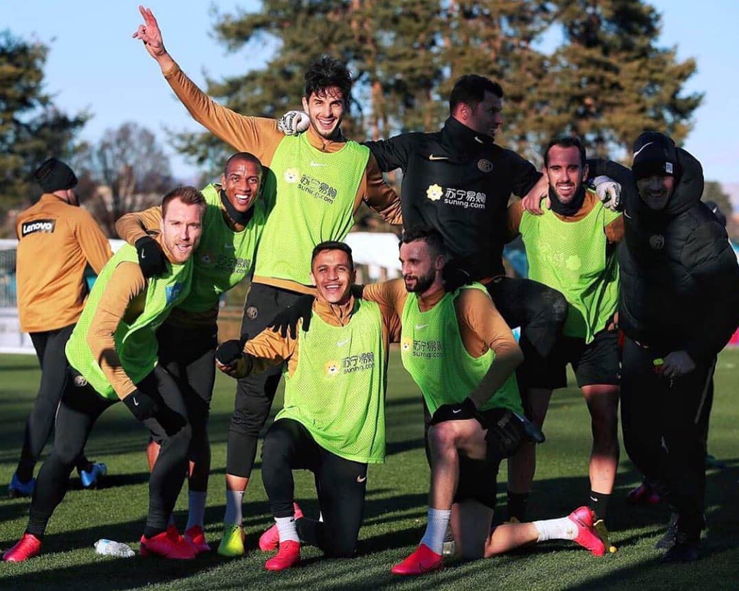 アレクシス・サンチェスのインスタグラム：「@inter ⚽️ Training ⚽️ ⚫️🔵」
