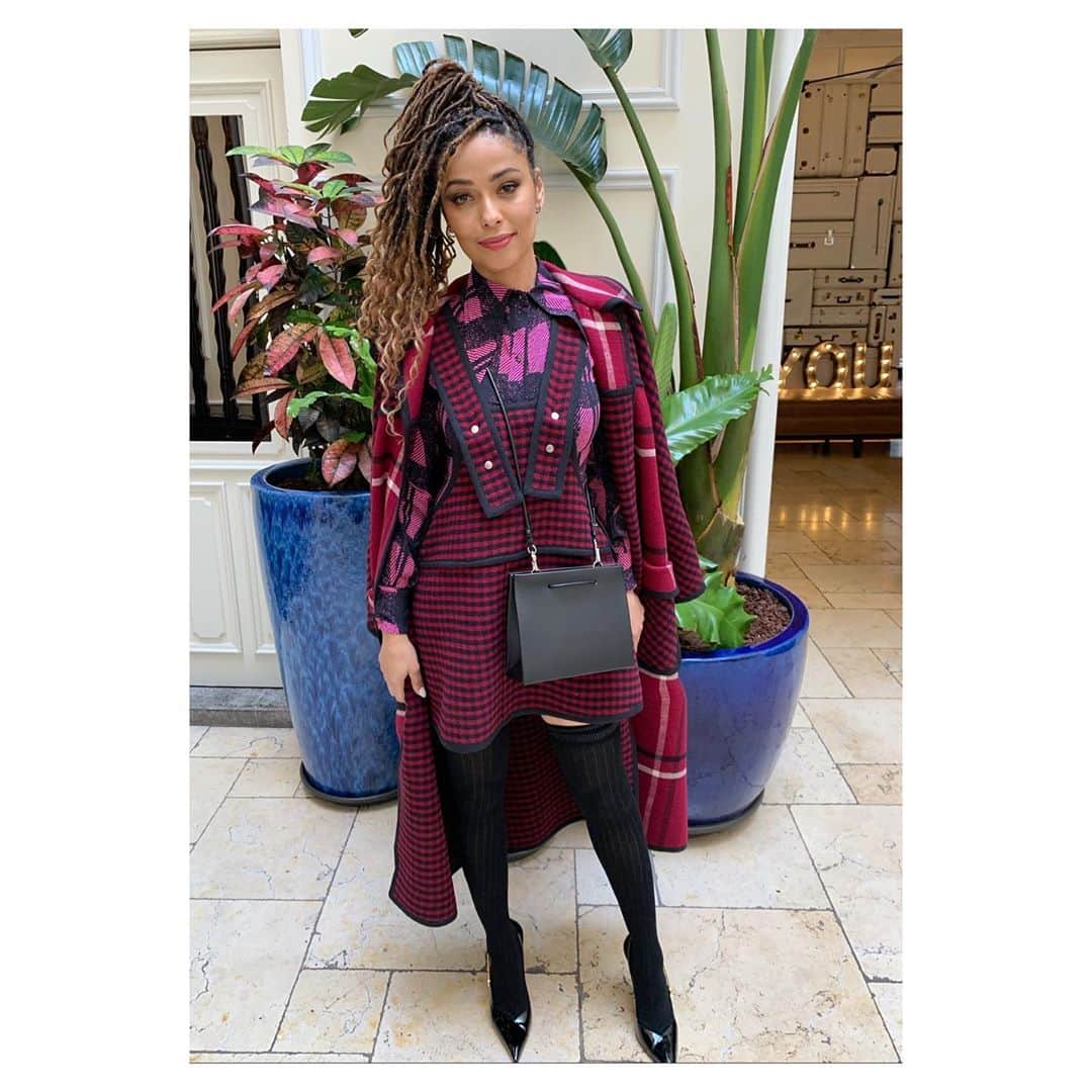 ジーン・トリプルホーンのインスタグラム：「Madrid! Stepping out to attend @mrjuanvidal show at #madrid #fashion #week . . . . . .  #blackgirl #europe #spain #fashionista」
