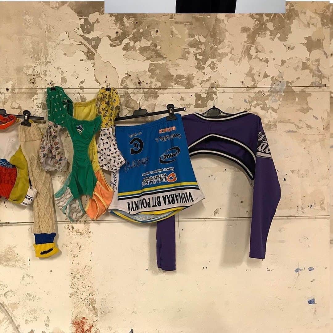 アンドレアクルーズのインスタグラム：「Look at theses pieces, they are all uniques and made from used materials such as baby underwears or football jerseys. Everything can be reusable, stop consume and buy new garments while you can create an unique and rare piece with old ones!  Thank you very much to students from @bau_bcn for this workshop 🧡  #bau_bcn #workshop #upcycling #reuseclothes #stopwasting #futurisnow #uniquepieces #rare #buydifferently #renewtheessential #notjustaproduct #notafashionvictim #beamaker #notaconsumer」