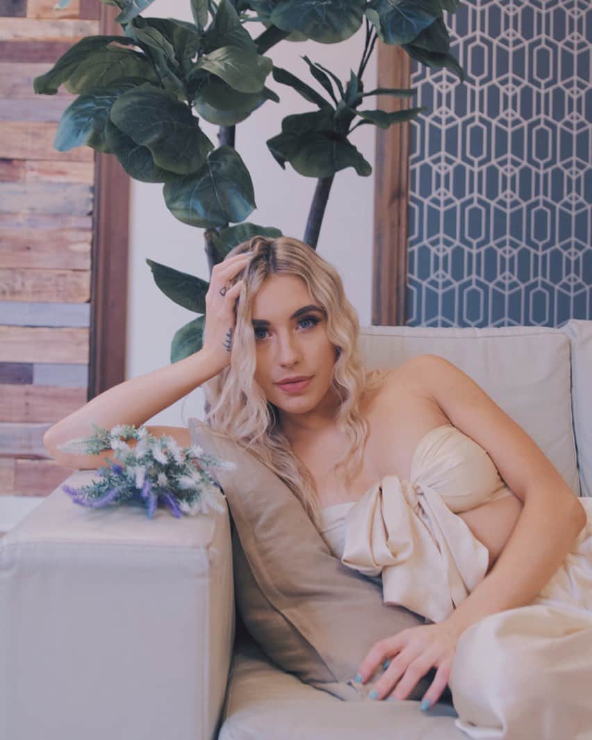 Kalyn Nicholsonのインスタグラム：「I just uploaded a vlog where I cry like a true Pisces sun/rising in case you would like to be entertained this fine Wednesday ✨🐟 also this picture was taken the same week and somehow @amandaskuoo made the vibe feel more fierce lioness rather than a weeping baby cub lol.」