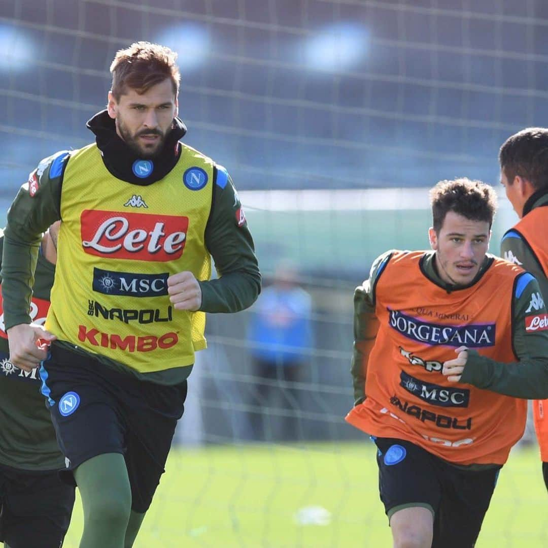 フェルナンド・ジョレンテのインスタグラム：「Today’s training session 🏃🏼‍♂️ #WorkOut #ForzaNapoliSempre」