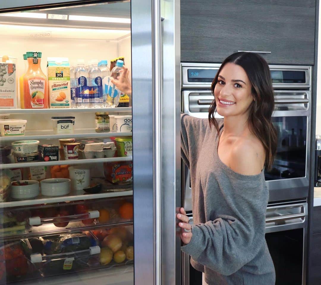 リア・ミシェルのインスタグラム：「It’s #WellnessWednesday and I’m taking you inside my fridge. Check my stories!」