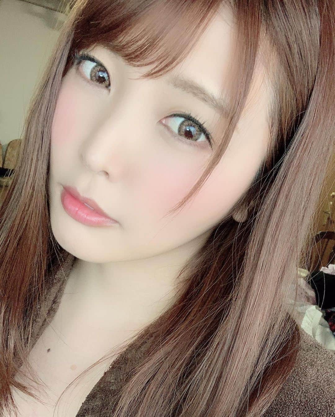 新村あかりのインスタグラム：「初めましてのメーカーさんで撮影していただきました！うれちい💕 ハードだったけど楽しかったよ(*´ω`*) 発売お楽しみに！！」