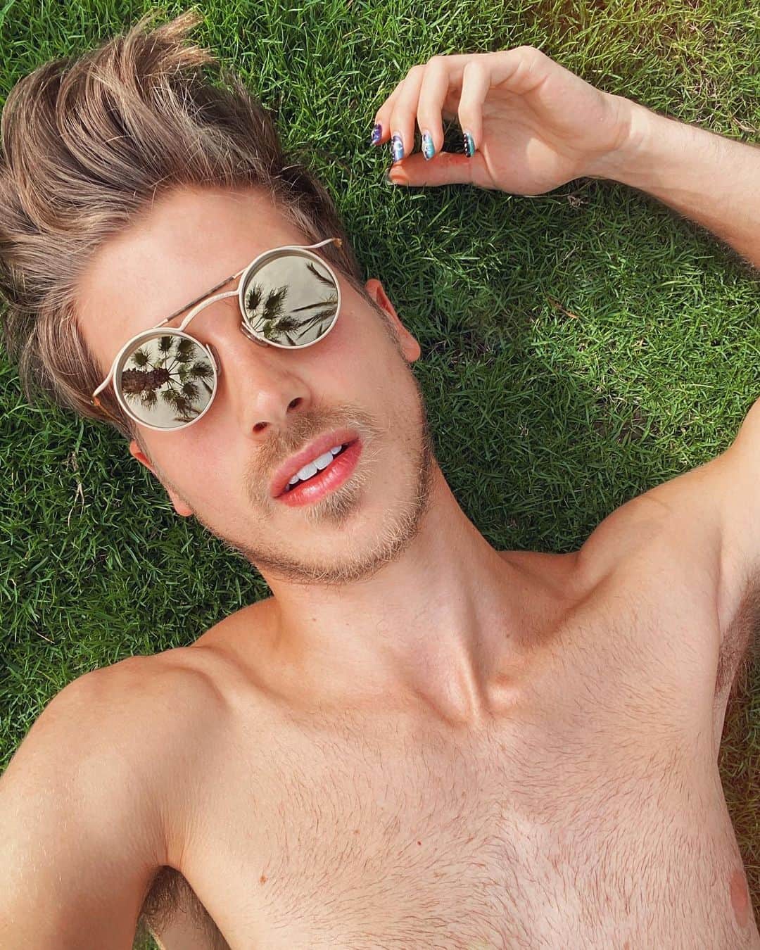 ジョーイ・グレーセッファのインスタグラム：「the person who correctly guesses how many chest hairs I have will win a free Tesla*! . **Im lying」