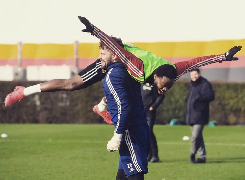 ナサニエル・チャロバーのインスタグラム：「Doing my best @benfosters impression. #superbenfoster #NC14」