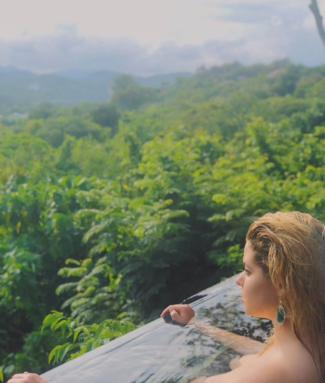 サーシャ・ピーターズのインスタグラム：「Thinking about my next trip 🌸」