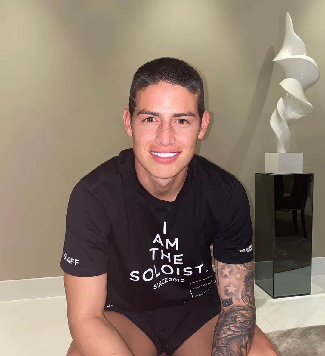 ハメス・ロドリゲスのインスタグラム：「Nuevo look 😉 qué les parece? 😁」