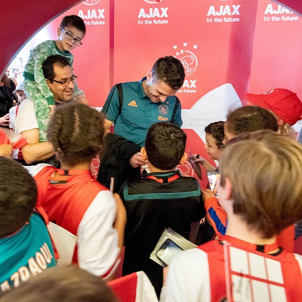 ドゥシャン・タディッチさんのインスタグラム写真 - (ドゥシャン・タディッチInstagram)「It was our honour to visit these warriors in the @Amsterdam_UMC. Great to see those children smile and forget about everything for a while! Also very happy to open the new Ajax Playground for these kids! Keep on smiling! 😁❤️ @ajaxfoundation #SteunEmma」2月6日 5時55分 - dusantadic