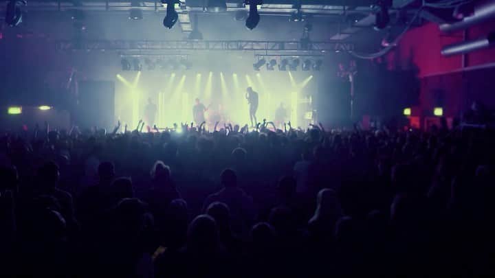 ジャスティン・ヒルズのインスタグラム：「Only 3 more shows left on The Medicine Tour!  Let’s take a look back at the How It Feels to Be Lost UK tour - full recap live now at YouTube.com/SleepingWithSirens.  EU recap next week.」