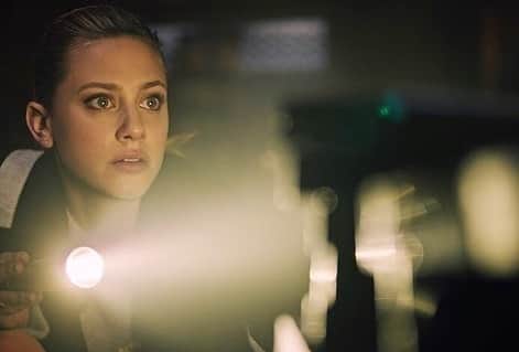 リリ・ラインハルトのインスタグラム：「Can’t remember the last time I used a flashlight in real life, but here in Riverdale we like to keep things old fashioned. New episode tonight 👀」