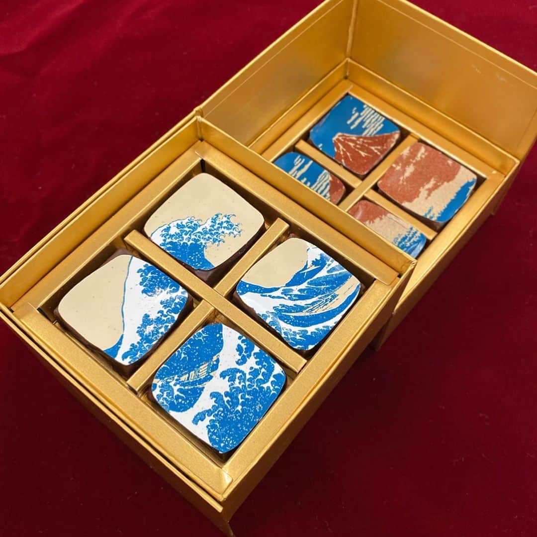INSIDE FUJINGAHOさんのインスタグラム写真 - (INSIDE FUJINGAHOInstagram)「街にチョコレートが溢れる季節ですね♡ 2020年のバレンタインに贈るチョコはもうお決まりですか？  鮮明に名画が再現されたこちらは、絵画作品をそのままチョコレートに表現した「Okada Museum Chocolate」の新作『波と富士』(税込¥4,801)です🗻🗻 岡田美術館にて4月5日から開催される「生誕260年記念 北斎の肉筆画」展にあわせて作られました。北斎の代表作『富嶽三十六景』の浮世絵が精密に描かれていて、これぞ食べるアート😳！ しかも8粒のチョコレートはすべて違う味。ショコラティエ三浦直樹さんの考案するフレーバーは、ブドウとゴルゴンゾーラチーズ、バナナとローズマリー、ピーチアプリコットとベルベンヌなど……どれも意外性のある口福なお味☺️💕大切な人にはもちろん、自分へのご褒美にもぴったりです。  岡田美術館では4月5日～発売開始。それに先駆けて現在開催中の「スイーツコレクション」（日本橋三越本店 7Fにて）と、「スイーツコレクション2020」（新宿伊勢丹 6Fにて）では2月14日まで先行発売されています。 一粒のアートをじっくり味わってみては？  #ショコラ #チョコレート #バレンタイン #バレンタイン2020 #ショコラティエ #三浦直樹 #岡田美術館 #岡田美術館チョコレート #スイーツコレクション #日本橋三越 #新宿伊勢丹 #🍫 #婦人画報 #fujingaho」2月6日 17時19分 - fujingahojp