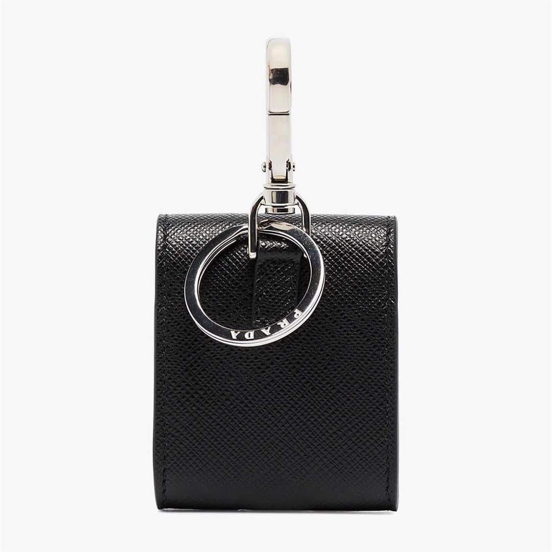 HYPEBEASTさんのインスタグラム写真 - (HYPEBEASTInstagram)「@hypebeaststyle: @prada has crafted a new @apple Airpods case with its signature Saffiano leather. Made in Italy, the premium black case features a front flap marked with a riveted silver-tone logo plaque and a snap closure, while a charger port at the bottom and a keyring clasp for convenient attachment round out the design. It’s available now at @brownsfashion for $240 USD.⁠⠀ Photo: Browns」2月6日 17時16分 - hypebeast