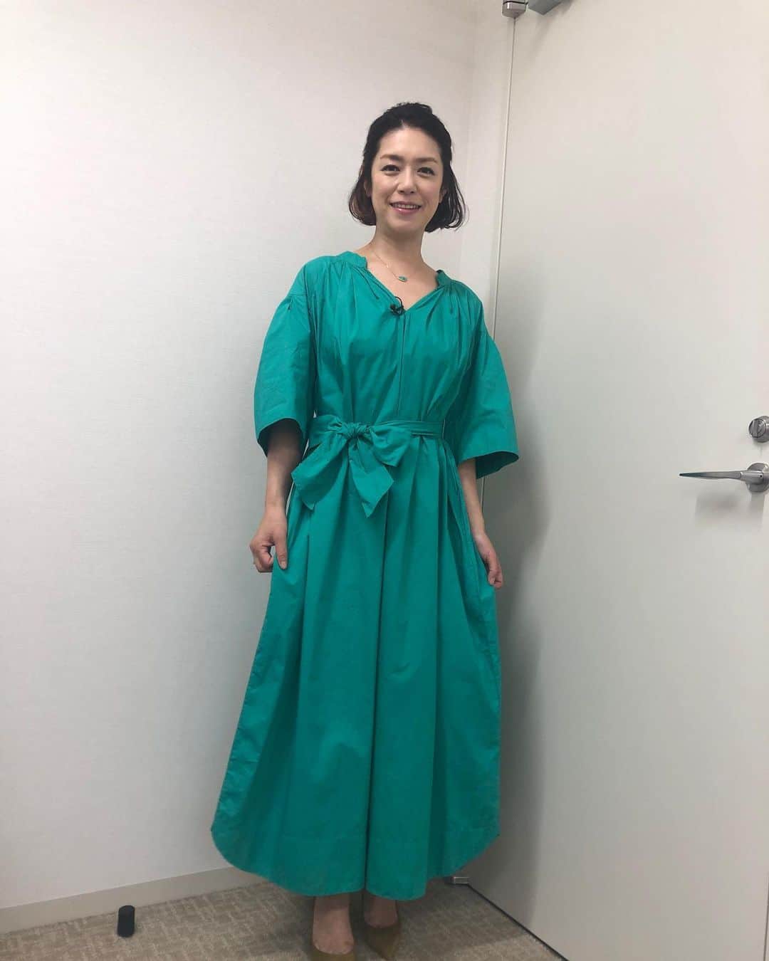 加藤紀子のインスタグラム：「テレビ東京「よじごじDays」 生放送、お邪魔してきました！ 今日も薬丸さん、松丸アナさん、お久しぶりにお会いした板垣アナさん、好きな人いっぱいの楽しい現場でした🥰 お付き合い頂いた皆様ありがとうございました！  テンション上る素敵衣装はこちら！ Dress @kalanchoe_jp Accessories @linie_official Shoes @pippichic_official  #よじごじdays  #書いてたブログが消えてしばし呆然した生放送前」