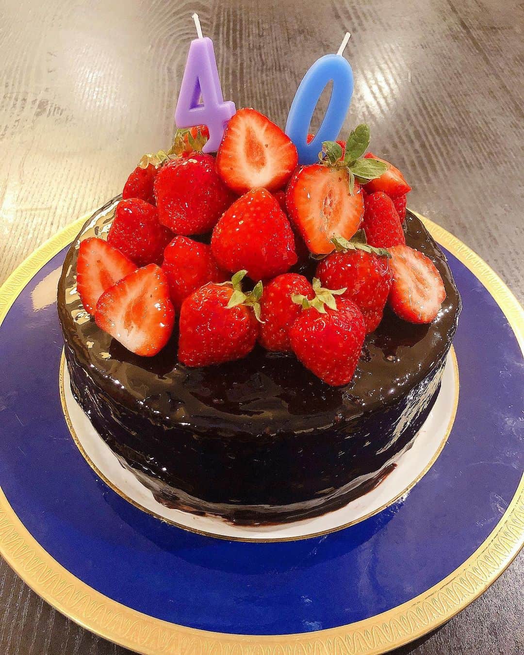 のインスタグラム：「【旦那の誕生日ケーキの完成〜！！】. . . . . デコレーションはグラサージュとイチゴジャムのナパージュに助けられました✨✨✨. . . . . #みきママ #旦那 #誕生日ケーキ」