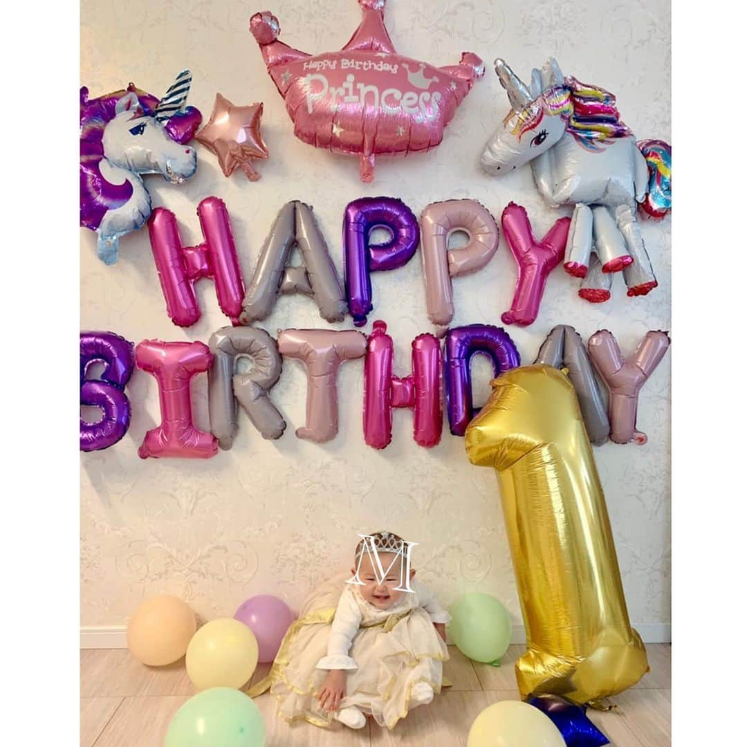 澤野井香里さんのインスタグラム写真 - (澤野井香里Instagram)「✨👑Happy 1st Birthday👑✨﻿ ﻿ Mが生まれてもう1年経つなんて、ホントに早すぎる✨﻿ もぅはじめの半年ほどは毎日カオスすぎて#2人育児 に慣れるまでが大変だったなぁ。。。。 ﻿ 2人目は可愛いって言うけど、ようやくその意味を身にしみて感じる🥰﻿ ﻿ 一度通った道だから心に余裕を持って育児できて（その分適当になるところも多々w）、Sの時は〝ちゃんと育てなくちゃ！〟と初めての育児に必死になって育てるのにいっぱいいっぱいで、赤ちゃんと一緒に自分も泣いてしまったりで全然余裕がなかったな🥺﻿ ﻿ 女の子はまた男の子と違って毎日新鮮で子育ても楽しくて、我が家の癒しの存在♡﻿ ﻿ パパっ子にしたら子育ては大成功と言う様にSがパパっ子でプラスな面が多かったので、Mもパパっ子にしようと企み中😎﻿ ﻿ 1歳の成長記録✏️﻿ ♦︎『いただきます』が上手に一人でできる﻿ ♦︎自己主張が少しづつ増えてきた﻿ ♦︎自分で食べたがるので、毎食テーブルが悲惨な事にw﻿ ♦︎相変わらずの少食で身体も小さめ﻿ ♦︎髪の毛少しだけ薄毛が濃くなった﻿ ♦︎お兄ちゃんの影響で電車や車遊びが好き﻿ ♦︎お歌が好きで音楽が流れるとリズムとってニコニコ﻿ ♦︎『おめんです』の絵本が大好き﻿ ♦︎夜は3.4回起きる💦﻿ ♦︎ボール遊びが好き﻿ ♦︎移動は高速ハイハイ﻿ ♦︎1歳になる前日に2秒タッチできた﻿ ♦︎クレヨンのお絵描きが好き﻿ ♦︎最近パパっ子になりつつある﻿ ♦︎財布・バッグの中・引き出しの中を全部出す﻿ ♦︎ティッシュやおしりふきも目を離した隙に全部出す﻿ ♦︎何でも口に入れて食べてる﻿ ♦︎活発で常に動いてる﻿ ♦︎薄毛で電車で遊ぶので男の子によく間違えられる😂﻿ ﻿ #ks_20✨  #京都ママ #関西ママ #女の子ママ #男の子ママ #1歳 #赤ちゃん #赤ちゃんのいる生活 #1才誕生日 #1歳バースデー #🎂 #ks_dau #ks_dau_2020 #M🍒_」2月6日 15時55分 - kaori_sawanoi