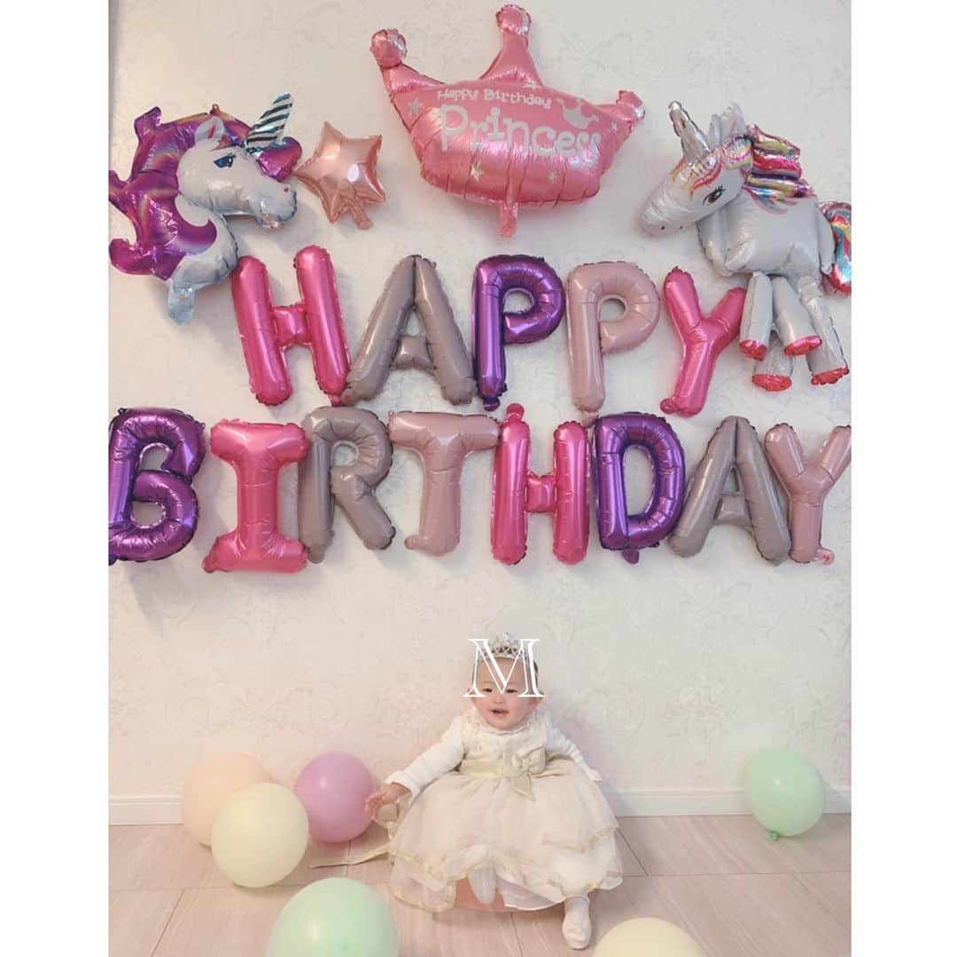 澤野井香里のインスタグラム：「✨👑Happy 1st Birthday👑✨﻿ ﻿ Mが生まれてもう1年経つなんて、ホントに早すぎる✨﻿ もぅはじめの半年ほどは毎日カオスすぎて#2人育児 に慣れるまでが大変だったなぁ。。。。 ﻿ 2人目は可愛いって言うけど、ようやくその意味を身にしみて感じる🥰﻿ ﻿ 一度通った道だから心に余裕を持って育児できて（その分適当になるところも多々w）、Sの時は〝ちゃんと育てなくちゃ！〟と初めての育児に必死になって育てるのにいっぱいいっぱいで、赤ちゃんと一緒に自分も泣いてしまったりで全然余裕がなかったな🥺﻿ ﻿ 女の子はまた男の子と違って毎日新鮮で子育ても楽しくて、我が家の癒しの存在♡﻿ ﻿ パパっ子にしたら子育ては大成功と言う様にSがパパっ子でプラスな面が多かったので、Mもパパっ子にしようと企み中😎﻿ ﻿ 1歳の成長記録✏️﻿ ♦︎『いただきます』が上手に一人でできる﻿ ♦︎自己主張が少しづつ増えてきた﻿ ♦︎自分で食べたがるので、毎食テーブルが悲惨な事にw﻿ ♦︎相変わらずの少食で身体も小さめ﻿ ♦︎髪の毛少しだけ薄毛が濃くなった﻿ ♦︎お兄ちゃんの影響で電車や車遊びが好き﻿ ♦︎お歌が好きで音楽が流れるとリズムとってニコニコ﻿ ♦︎『おめんです』の絵本が大好き﻿ ♦︎夜は3.4回起きる💦﻿ ♦︎ボール遊びが好き﻿ ♦︎移動は高速ハイハイ﻿ ♦︎1歳になる前日に2秒タッチできた﻿ ♦︎クレヨンのお絵描きが好き﻿ ♦︎最近パパっ子になりつつある﻿ ♦︎財布・バッグの中・引き出しの中を全部出す﻿ ♦︎ティッシュやおしりふきも目を離した隙に全部出す﻿ ♦︎何でも口に入れて食べてる﻿ ♦︎活発で常に動いてる﻿ ♦︎薄毛で電車で遊ぶので男の子によく間違えられる😂﻿ ﻿ #ks_20✨  #京都ママ #関西ママ #女の子ママ #男の子ママ #1歳 #赤ちゃん #赤ちゃんのいる生活 #1才誕生日 #1歳バースデー #🎂 #ks_dau #ks_dau_2020 #M🍒_」