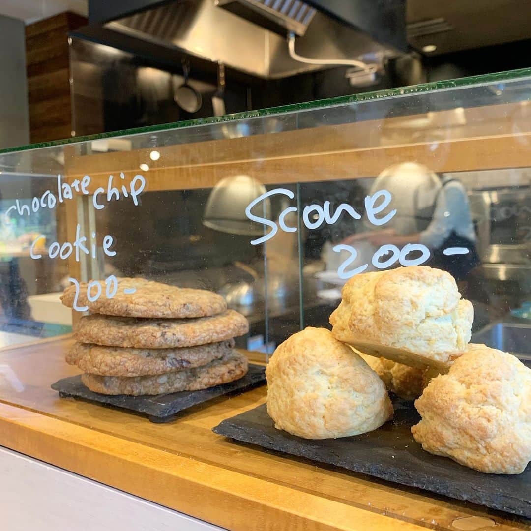 WorldNeighborsCafe/SoooLiquidのインスタグラム：「こんにちは🌞 クッキーとスコーンもカフェで焼いてますよ🍪 焼き立てをどうぞ😊  #worldneighborscafe  #清澄白河」