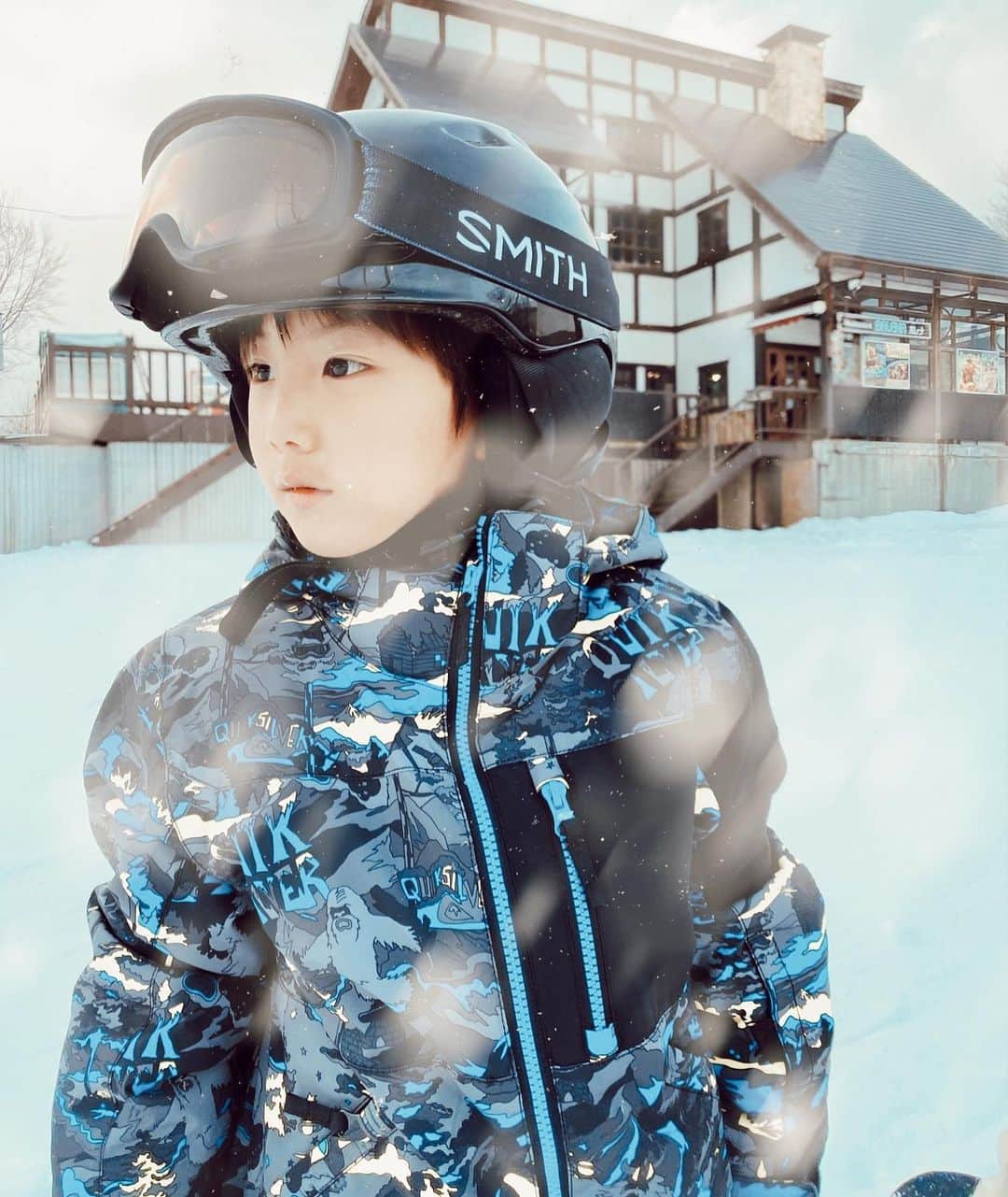 高橋菜摘さんのインスタグラム写真 - (高橋菜摘Instagram)「☃️ IKKI 連続Post続いてます😂w 来たぞー来たぞー #大寒波 ❄️ 冬将軍ってやつです。 今シーズン最強寒波って本当？♡ 山、向かっております🗻 . よくDMで聞かれる 子供のおすすめヘルメットはsmith⛑ ゴーグルも絶対smith!!!♡ @smithopticsjp . 「トンネルを抜けるとそこは雪だった」 久しぶりに体感出来そう!!! 最近関越トンネル抜けても 寂しい景色だったから嬉しみ。 . @montblanc_ishiuchi  週末家族大集合ーーー👨‍👩‍👧‍👦👨‍👩‍👧‍👦👨‍👩‍👧‍👦 ________________ #smith #kidssnowboard #quiksilver  #snowboardkids #snowboarding #boy  #myson #goggle #5yearsold #snowboarding🏂」2月6日 15時58分 - natsu128