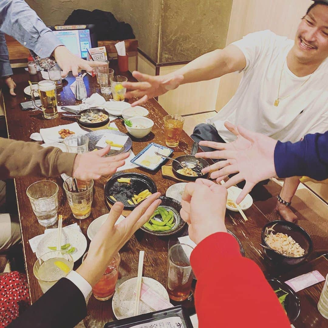 だーよしさんのインスタグラム写真 - (だーよしInstagram)「シャブレイ新年会わず。 出会って大体18年。話の内容は当時と変わらず。 人が周りに居てくれるって幸せ。 皆それぞれの活躍してながらも集まると当時のまま。 いいなあ、本当にいいなあ。 次はGWか夏ですかな。 2枚目は支払いのジャンケンで俺一発で負けるの図。 #こんなことありますか #シャブレイ #shaburei #フランス語らしい #もう一つの名前候補は #ナンを貼り窯に貼り付ける勢い #だったらしい」2月6日 16時16分 - da_yoshi0215