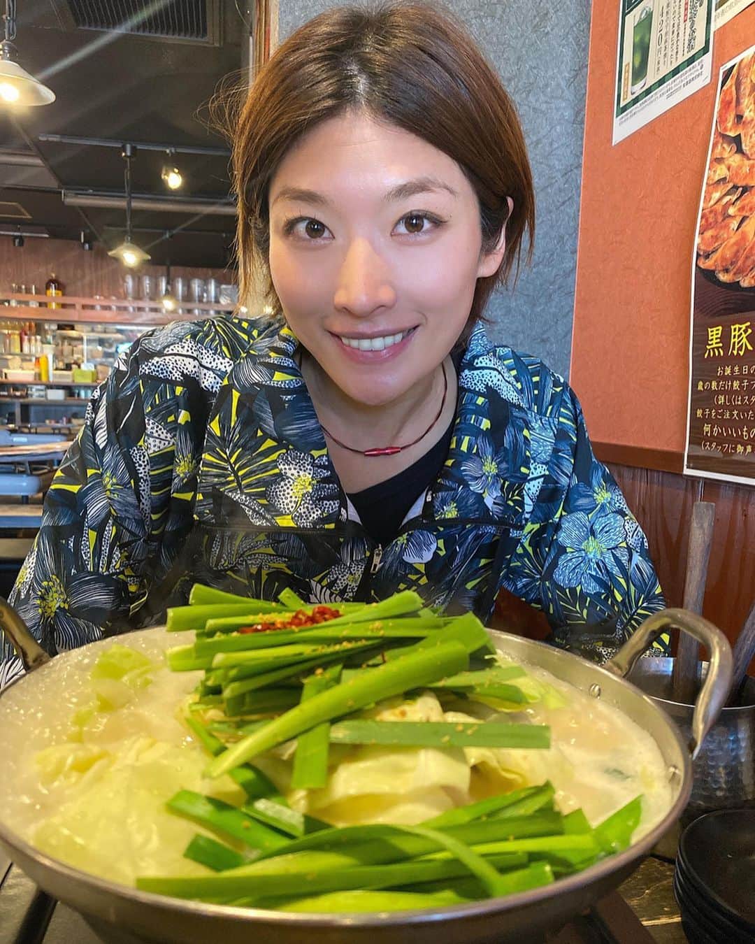 西谷綾子のインスタグラム：「✴︎ 健康はもちろん❣️ 美容にも✨🌸☺️👍👍 ・ 2(日)神奈川マラソン☀️最高気温13度。 帰宅したら顔が日焼けして赤く‥😱 肌強くないからショック‼️😣😣 ・ 紫外線による肌へのダメージは、 今だけでなく将来の肌トラブルの原因に‥😨 ・ 蓄積しないためにもしっかりアフターケア🐣 丁寧に洗顔&保湿・美白。 そしてやっぱり食事と睡眠からもっ☺️✨ ・ 詳しくは日刊ゲンダイ♡ 読んでねー😋🌟 電子版📱あります🌸 #食べて健康になる #美容 #疲労回復 #アフターケア #馬肉 #もつ鍋」