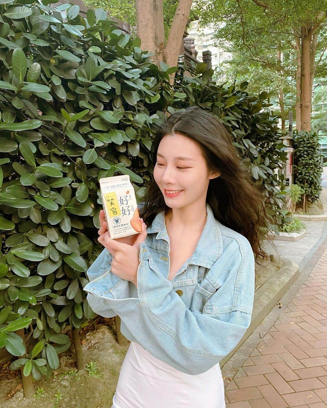 張香香のインスタグラム：「To: 香媽 笑容好好！ 新的一年要多笑喲！😆 常把笑容掛臉上 把喜悅帶給身邊的人💗 常笑心情會變好 運氣也會跟著好呢！😝 - 🎁小牧好好抽獎活動🎁 留言想說的《OO好好》ex.有你好好 並標記@一位朋友 就有機會抽中「手創浮游花筆」 讓你在小牧好好上寫上心意送給你在乎的人😳❤️ (共3名,於2/13公佈得獎者) - #小牧好好 #分享好好 #鮮奶拿鐵咖啡 #好好 #想說好好 #加油好好 #我人好好 #笑容好好」