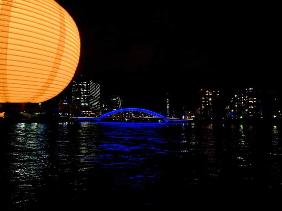 桒原えりかさんのインスタグラム写真 - (桒原えりかInstagram)「母のお友達にお誘い頂き、人生初屋形船クルーズ🚣‍♀️ @voyaginjapan  楽しい雰囲気と、なにより普段は見れない角度から東京の夜景を堪能できます😍オススメ❗️ . . .  #traditionalyakatabunecruise #dinnercruise #tennouzuisleboadwalk3 #t-lotuspier #tokyocruise #japanesetraditionalcruise #レインボーブリッジ #なんとか橋 #rainbowbridge #tokyo #travel #travelworld #travelphotography」2月6日 17時01分 - erica._.k89