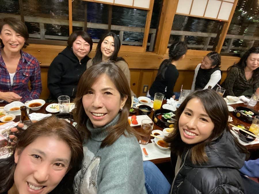 桒原えりかさんのインスタグラム写真 - (桒原えりかInstagram)「母のお友達にお誘い頂き、人生初屋形船クルーズ🚣‍♀️ @voyaginjapan  楽しい雰囲気と、なにより普段は見れない角度から東京の夜景を堪能できます😍オススメ❗️ . . .  #traditionalyakatabunecruise #dinnercruise #tennouzuisleboadwalk3 #t-lotuspier #tokyocruise #japanesetraditionalcruise #レインボーブリッジ #なんとか橋 #rainbowbridge #tokyo #travel #travelworld #travelphotography」2月6日 17時01分 - erica._.k89