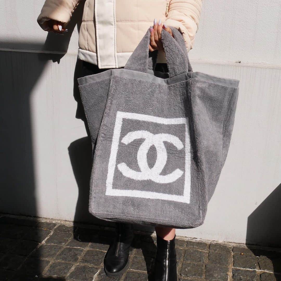 Vintage Brand Boutique AMOREさんのインスタグラム写真 - (Vintage Brand Boutique AMOREInstagram)「Chanel sport pile tote bag ▶︎Free Shipping Worldwide✈️ ≫≫≫ DM for more information 📩 info@amorevintagetokyo.com #AMOREvintage #AMORETOKYO #tokyo #Omotesando #Aoyama #harajuku #vintage #vintageshop #ヴィンテージ #ヴィンテージショップ #アモーレ #アモーレトーキョー #表参道 #青山 #原宿#東京 #chanel #chanelvintage #vintagechanel #ヴィンテージ #シャネル #ヴィンテージシャネル #amorewardrobe #アモーレワードローブ」2月6日 16時55分 - amore_tokyo