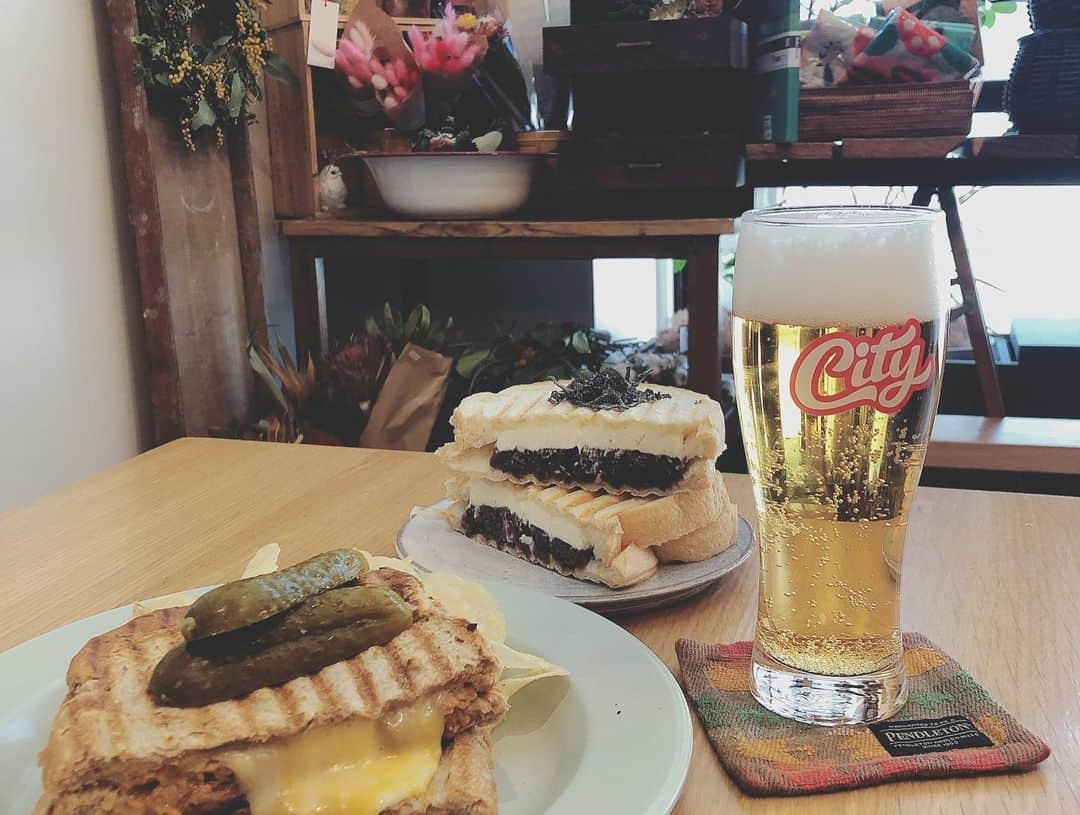 真奈さんのインスタグラム写真 - (真奈Instagram)「まゆとランチ☺️ なんか久しぶりな感じする 今日もかわいかったな🥰 私はランチビールでへろってる🍻 . #繭ちゃんかわいい #ケースの癖」2月6日 17時04分 - manatmnt0116