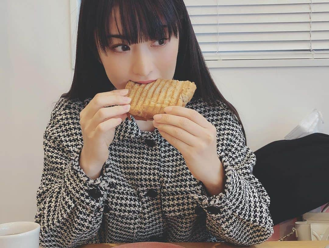 真奈さんのインスタグラム写真 - (真奈Instagram)「まゆとランチ☺️ なんか久しぶりな感じする 今日もかわいかったな🥰 私はランチビールでへろってる🍻 . #繭ちゃんかわいい #ケースの癖」2月6日 17時04分 - manatmnt0116