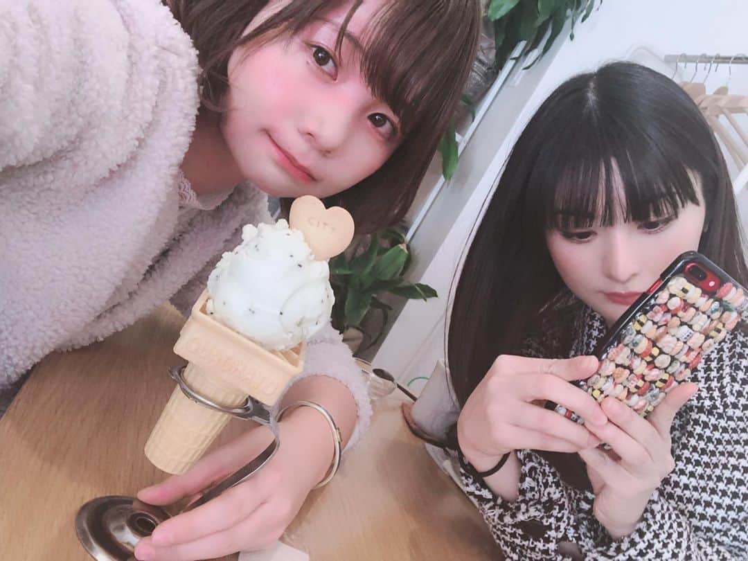 真奈さんのインスタグラム写真 - (真奈Instagram)「まゆとランチ☺️ なんか久しぶりな感じする 今日もかわいかったな🥰 私はランチビールでへろってる🍻 . #繭ちゃんかわいい #ケースの癖」2月6日 17時04分 - manatmnt0116