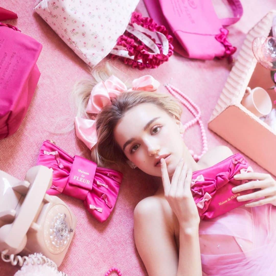 のインスタグラム：「. ついに明日2/7(fri)より、毎年大好評の"PINK MANIA"シリーズが全国ショップにて販売開始！ . たくさんのPINKに囲まれていたい...PINKが大好きな女の子へ向けたシリーズです♪ . さらに本日2/6(thu)20:00より、公式通販ストライプクラブでも販売開始！ ※ZOZOTOWNでは一部アイテムは入荷次第の販売となります . 今年は新しく、ファスナー付きのトートバッグやローズ柄のアイテムもご用意。 シリーズでそろえても可愛いアイテムをお見逃しなく♪ . #maisondefleur #メゾンドフルール #pouch #bag #ribbon #gift #present #トートバッグ #フリル #ティッシュケース #ローズ #アイフォンケース #ポーチ #リボン #レース #巾着バッグ #新作 #ギフト #プレゼント」