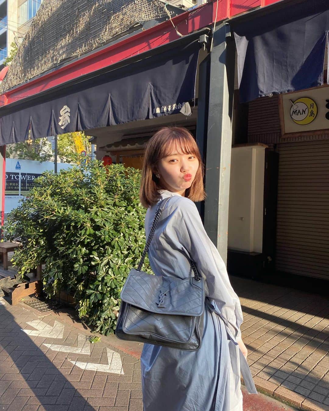 江野沢愛美さんのインスタグラム写真 - (江野沢愛美Instagram)「これも韓国で30パーオフだった水色のシャツワンピース。 すごく丈が長くてありがたいし、大人っぽくてお気に入り。 次はリボンを外してパンツと合わせようかなーと思ってます！ バッグは新しい @ysl のもの。 珍しくグレーにしました。 小さいバッグも好きだけどこれくらいの大きさのものにハマってます。 黒より重くならなくてこれからたくさん使いたいと思います♥️ #ootd #私服  #santlaurent #yvessaintlaurent」2月6日 17時09分 - enosawa_manami