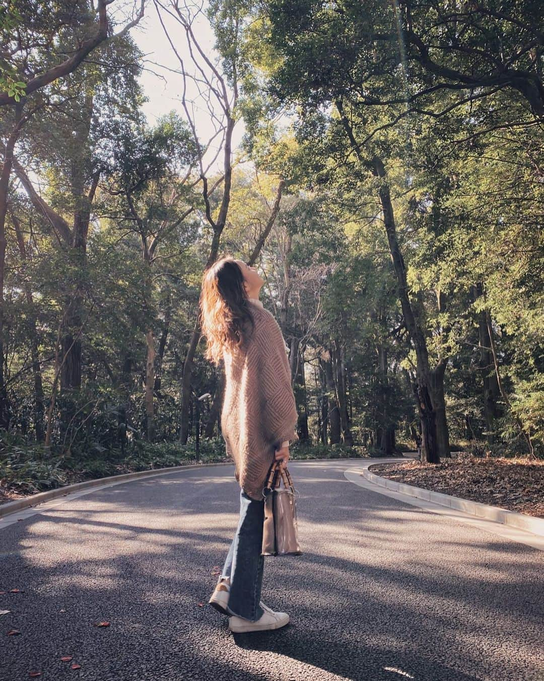 三井里菜のインスタグラム：「. Good morning🌞 日本の空気美味しい… やっぱり空気が綺麗だと 元気になる . #lifestyle#lifestyleblogger#japan#japaneseculture#japanesestyle#japantravel#japantrip#trip#travel#nature#naturelovers#cleanair#deepbreath#日本#日本旅行#明治神宮#自然#自然派#ootd#ootdfashion#winter#冬コーデ#デニムコーデ#デニムパンツ#ブラウンコーデ」