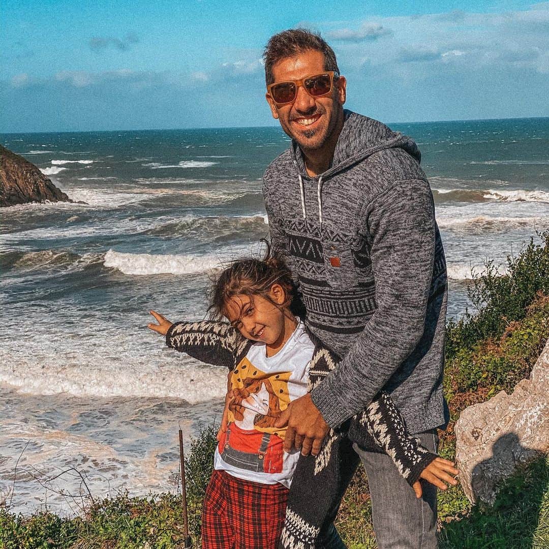 ゴルカ・イライソス・モレノのインスタグラム：「Hace ya 7 años (05/02/2013)que fue "el primer día de mi verdadera vida" . El día que de un plumazo, tu llegada me hizo abrirme en cuerpo y MENTE al verdadero significado de VIVIR. Termina el día de 🚐, pero merecerá la pena por disfrutar estos días juntos 🏔. #familia #montaña #mountain #snow #familytrip #familytime #happybirthday #zorionak #felicidades #momentosunicos」
