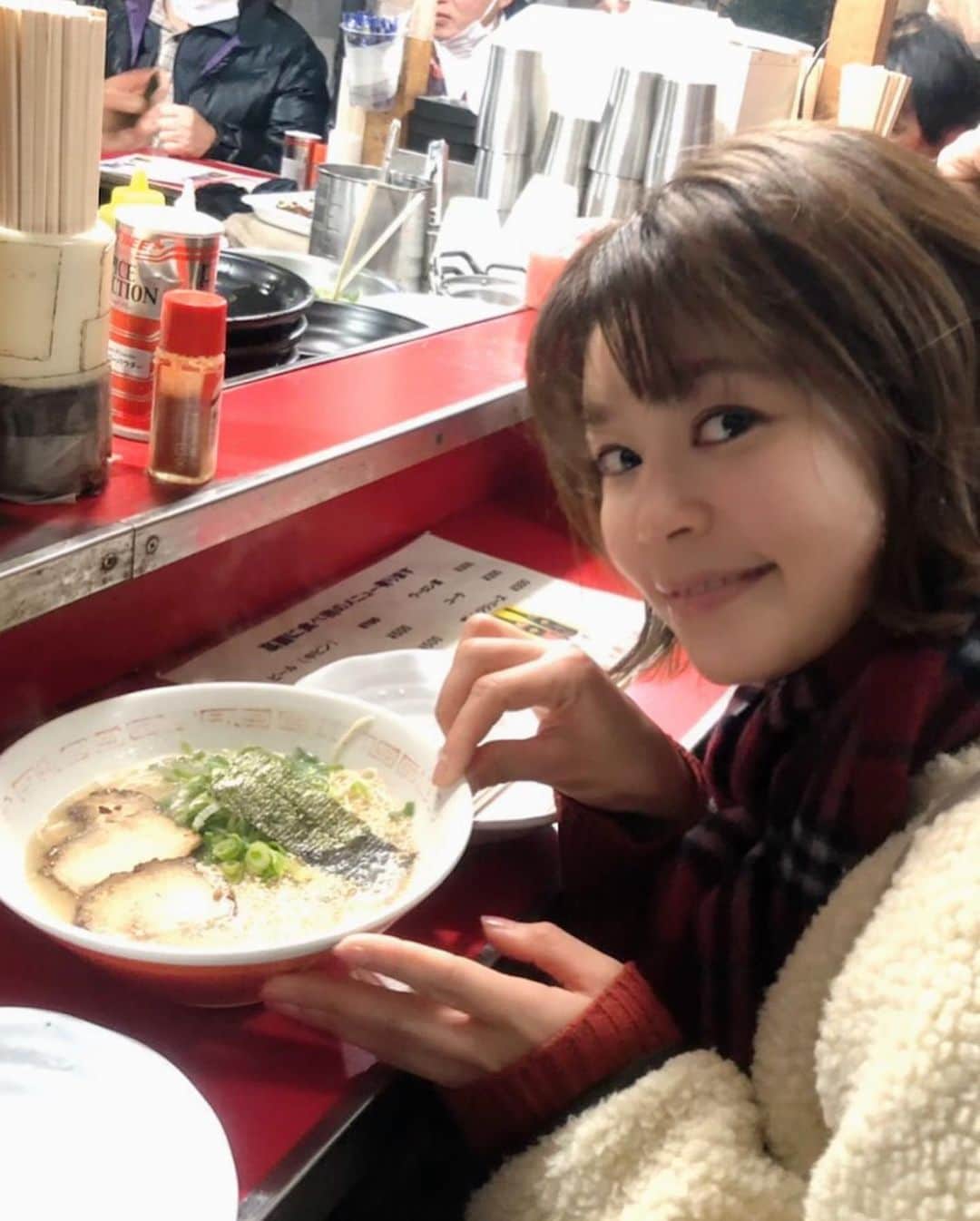 のインスタグラム：「福岡の想いで とんこつラーメメン🍜 屋台で食べたラーメンは、ペロリといけちゃう感じでした！ 〆のラーメンてきな🍜  帰る前に空港で食べたのは、福岡空港限定メニュー✈️🍜 辛子明太子が乗ってるんやけど、スープに辛味が溶けたのか、辛かった！！ やっぱとんこつラーメメン美味しいなぁ😋  #福岡 #fukuoka #屋台 #yatai #ラーメン #ramen #とんこつラーメン #tonkotsuramen #空港 #airtaminal #辛子明太子 #明太子 #mentaiko #海鳴 #unari」