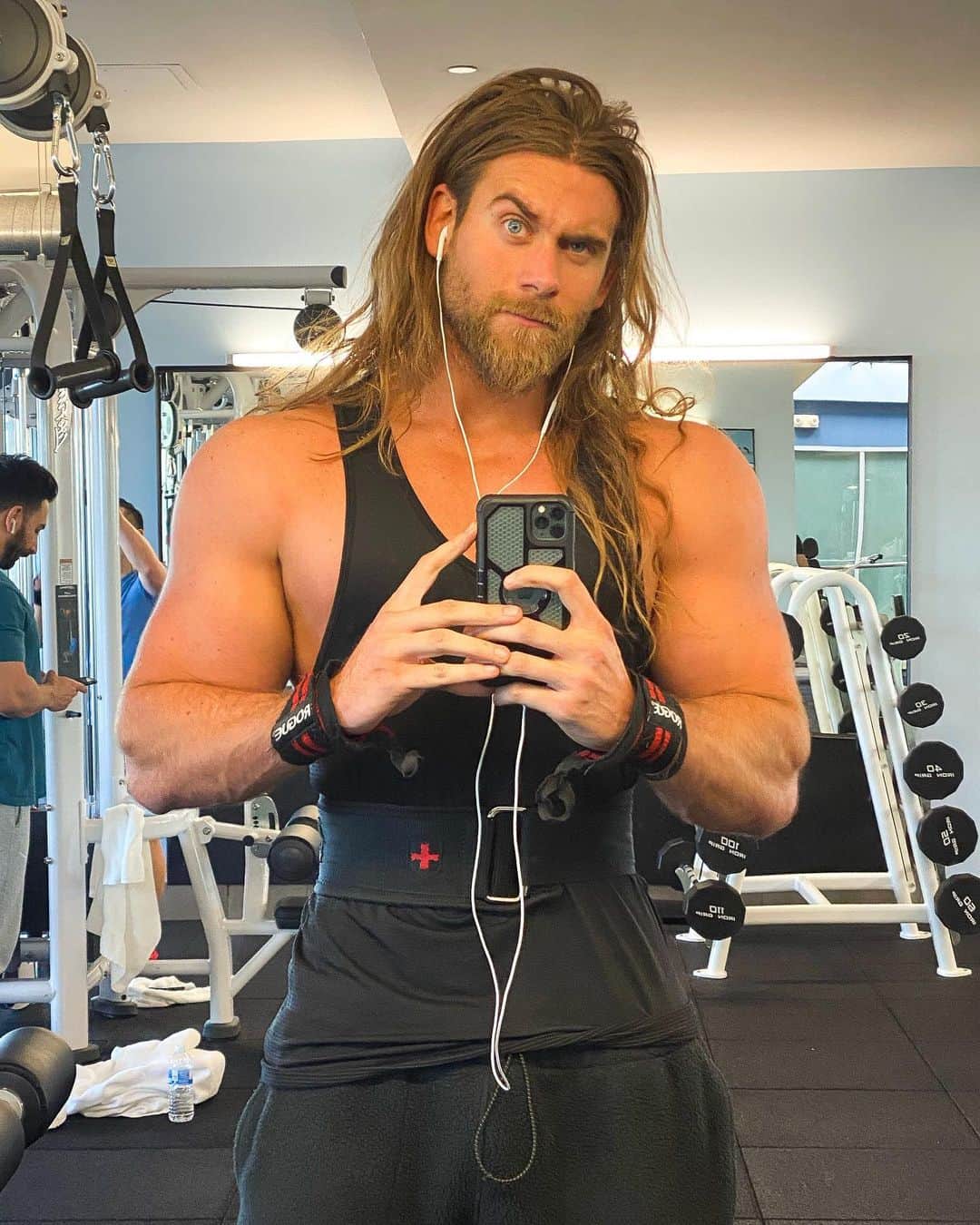 モデル、ブロック・オハーンのインスタグラム：「It’s a daily grind but I figured I’d pop by and say hello today 🤨😏 How’s the new year treating y’all ?! Oh and that eyebrow.. that little guy.. I wouldn’t worry about that little guy 😉」